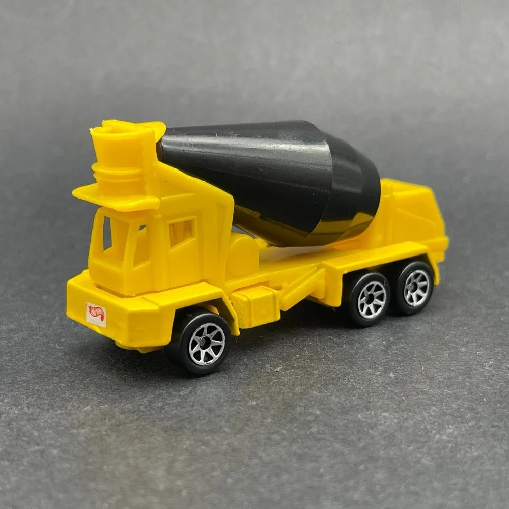 Hot Wheels Oshkosh Cement Concrete Mixer Yellow Truck Diecast 1/64 Scale Loose